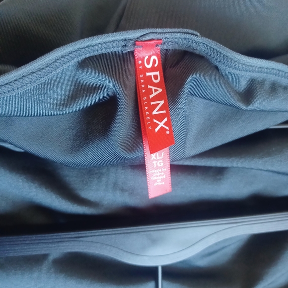 SOLD‼️....SPANX (Tank & Short) - Picture 6 of 7